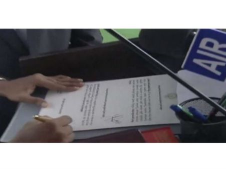 త‌ండ్రిని పోలిన వైఎస్ జ‌గ‌న్ సంత‌కం: వై అనే అక్ష‌రాన్ని రాసి!