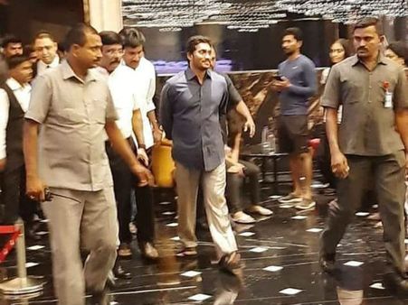 రిలాక్స్ మూడ్‌లో జగన్ ! అవెంజర్స్ ఎండ్‌గేమ్ వీక్షణ