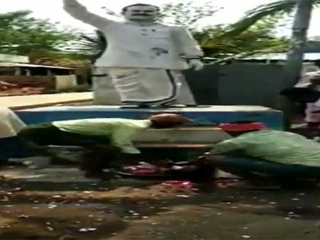 జ‌గ‌న్ గెలిచిన మ‌రుస‌టి రోజే వైఎస్ విగ్ర‌హాల‌కు ర‌క్తాభిషేకాలా? ఏం జ‌రుగుతోంది ఏపీలో?