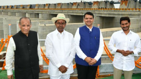 అవును ఆయన అలిగారు..! అందుకే అక్కడికి రాకుండా వెళ్లిపోయిన ఫ‌డ్న‌వీస్..!