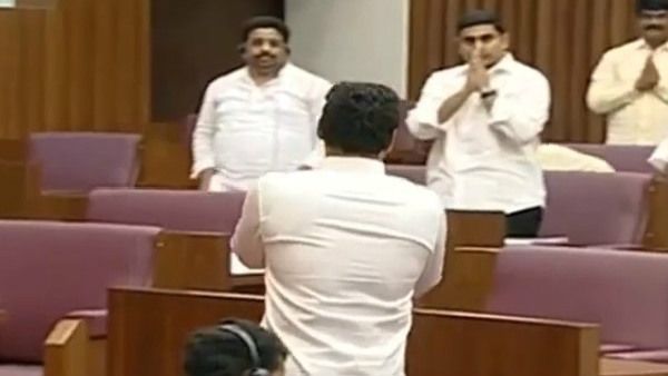 మండలిలో జ‌గ‌న్..లోకేశ్..తొలిసారిగా : ప‌్ర‌తిప‌క్షనేత‌ల వ‌ద్దకు వెళ్లి: అక్క‌డేం జ‌రిగింది...!