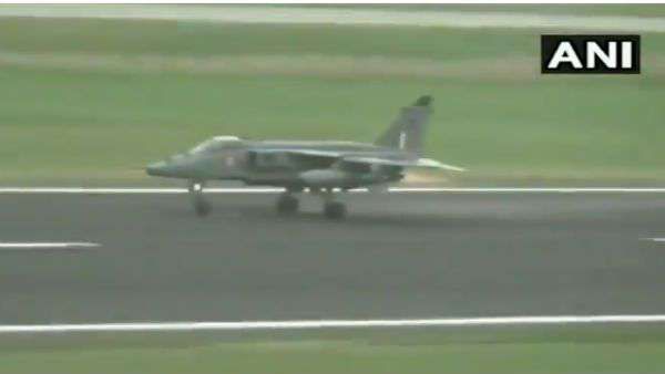 వీడియో వైరల్: యుద్ధ విమానంను పక్షి ఢీకొనడంతో పైలట్ ఏంచేశాడో చూడండి..!