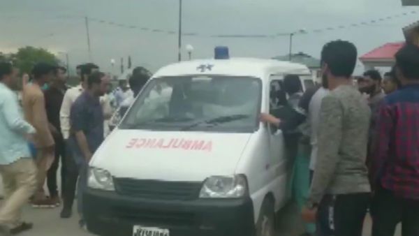 తెగబడ్డ మిలిటెంట్లు .. పుల్వామా పీఎస్‌పై దాడి, 8 మందికి గాయాలు, ఇద్దరి పరిస్థితి విషమం