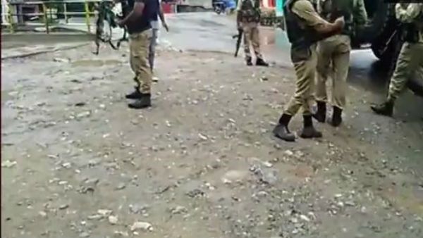 కశ్మీర్‌లో మరోసారి కాల్పులకు తెగబడ్డ తీవ్రవాదులు..5గురు సీర్‌పీఎఫ్ జవాన్లు మ‌ృతి..5గురికి గాయాలు