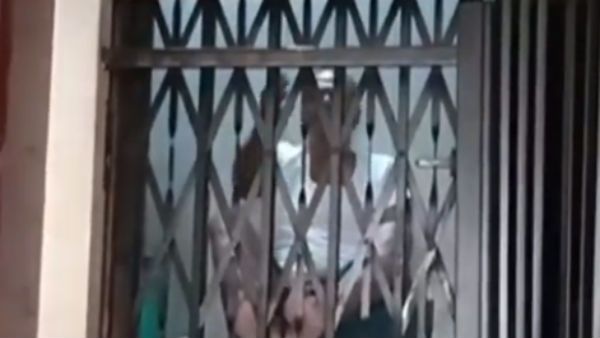 కంపెనీ నిర్లక్ష్యం .. తరచూ ఆగిపోతున్న లిఫ్ట్, వృద్ధుడి వినూత్న నిరసన