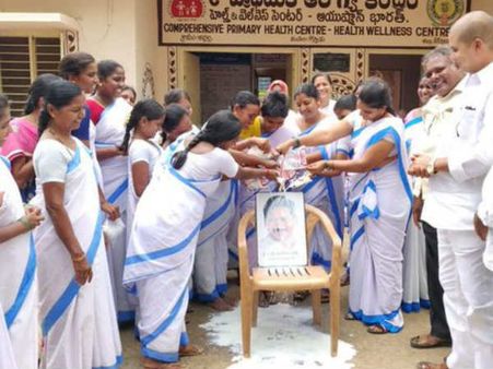 రాష్ట్ర‌వ్యాప్తంగా ఆశా వ‌ర్క‌ర్ల సంబ‌రాలు: వైఎస్ జ‌గ‌న్ చిత్ర‌ప‌టానికి పాలాభిషేకాలు!