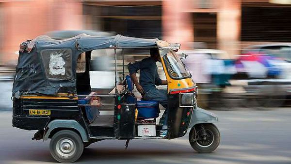యువతిని చూస్తూ హస్త ప్రయోగం.. ఆటో డ్రైవర్ వికృత చేష్ట..