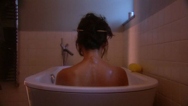 యువతి స్నానం చేస్తుండగా.. వెంటిలేటర్ నుంచి తొంగి చూసి.. హైదరాబాద్‌లో అటెండర్ వక్రబుద్ధి