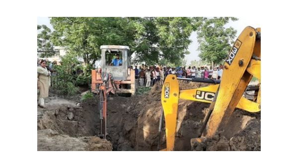 బోరుబావిలో పడి మృత్యువుతో పోరాడుతున్న చిన్నారి ..