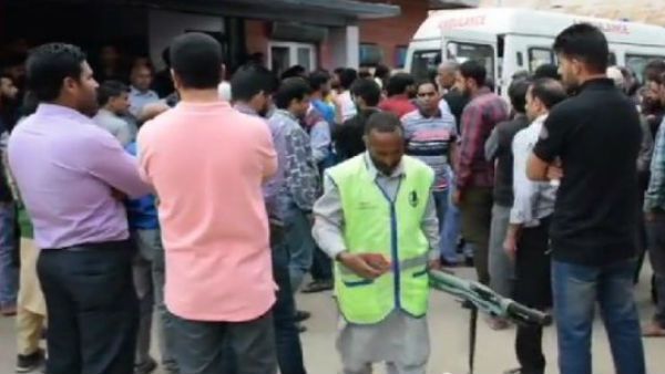 జమ్మూలో లోయలో పడ్డ బస్సు 11 మంది విద్యార్థులు మృతి