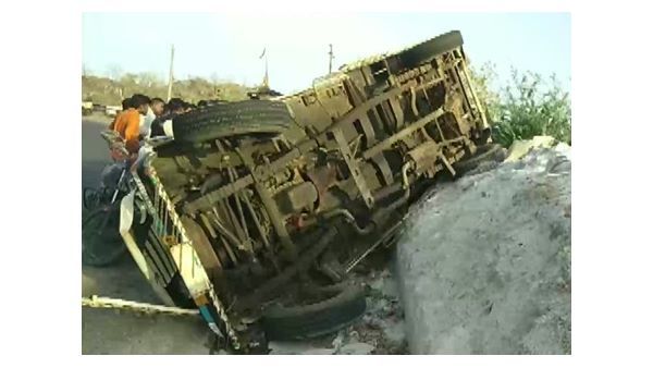 బస్సు బ్రేక్ ఫెయిల్ : 9 మంది మృతి