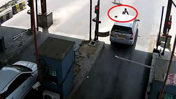 కారు డ్రైవర్ రచ్చ రచ్చ.. టోల్ ప్లాజా మహిళా ఉద్యోగిపై పిడిగుద్దులు (వీడియో)