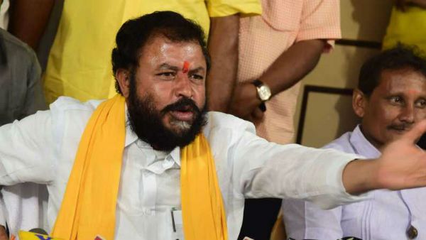 చింతమనేని చేసిన పనికి షాకిచ్చిన రైతులు .. ఏకంగా పైపుల చోరీ కేసు పెట్టి పరువు తీసారు