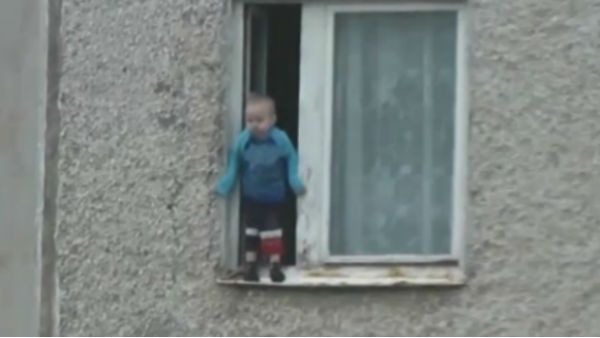 రెండు అంతస్థుల బిల్డింగ్ నుండి క్రింద పడిన పాప... క్యాచ్ పట్టిన యువకుడు... వీడీయో