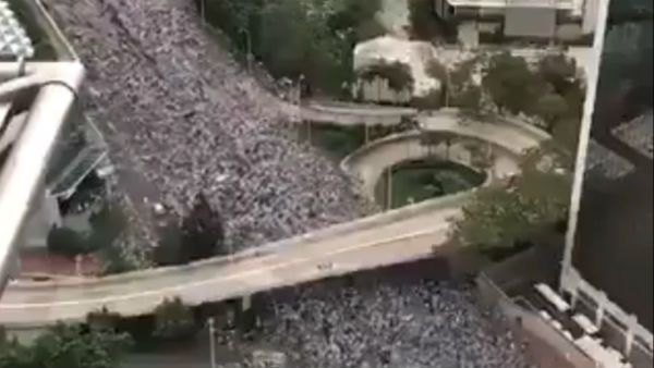 వామ్మో బైకుల ప్రవాహం.. ఎన్ని బండ్లో లెక్క పెట్టడం కష్టమే (వీడియో)