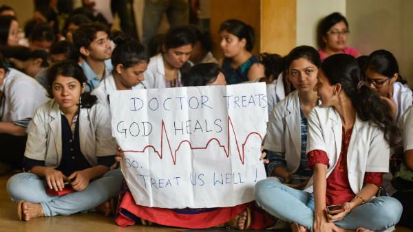 బెంగాల్‌లో డాక్టర్ల సమ్మె ఉద్ధృతం.. దేశవ్యాప్తంగా నిలిచిపోయిన వైద్య సేవలు..