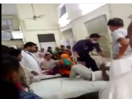వీడియో: ఆసుప‌త్రిలో రోగిని చిత‌గ్గొట్టిన డాక్ట‌ర్‌! బెడ్‌పైకి ఎక్కి మ‌రీ దంచేశాడు!