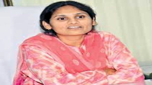తన కూతురును ప్రభుత్వ మైనారీటీ స్కూల్లో చేర్పించిన వికారాబాద్ కలెక్టర్ అయోషా...!