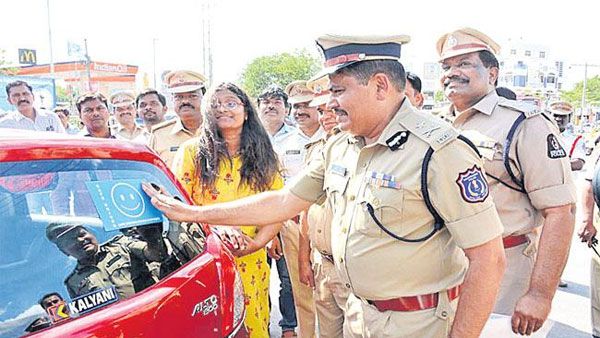 ఉత్తమ డ్రైవింగ్‌కు ప్రశంశలు... సర్టిఫికెట్...! పోలీసుల విన్నూత్న ప్రయోగం..!