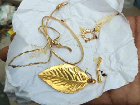 క‌న‌క దుర్గమ్మ‌ ముక్కుపుడ‌క‌కు ఎస‌రు: త‌స్క‌రించ‌బోయి..రెడ్ హ్యాండెడ్‌గా చిక్కి!