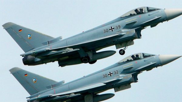 వీడియో వైరల్ : ఢీకొన్న రెండు యుద్ధ విమానాలు..చెలరేగిన మంటలు