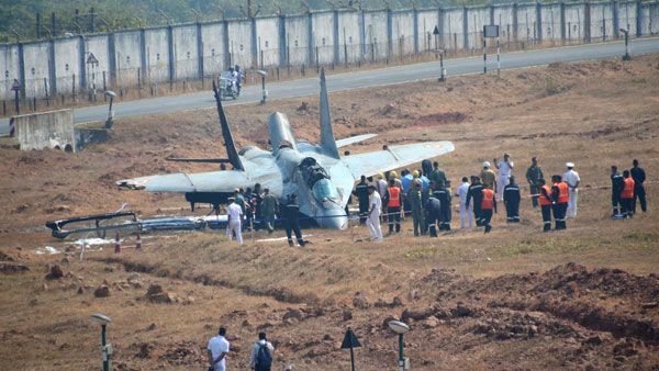 రన్‌వేపై పడ్డ ఇంధనం.. ఆ విమానాశ్రయంలో విమాన సర్వీసులకు అంతరాయం