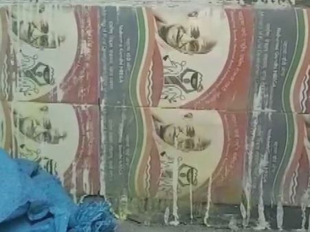 స్వచ్ఛభారత్‌లో లోపించిన దేశభక్తి : గాంధీ, జాతీయ చిహ్నాం ప్రతిమతో టాయిలెట్‌లో టైల్స్‌