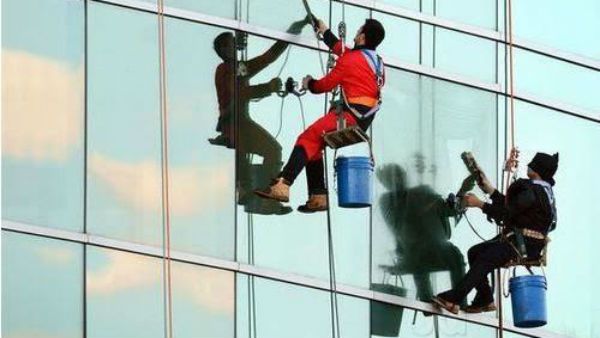 విషాదం : అద్దాలు తుడుస్తూ ఇద్దరు మృతి