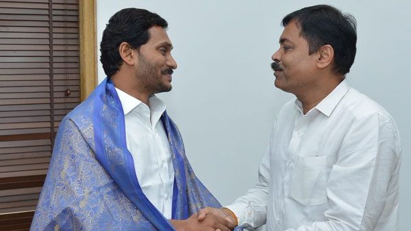జగన్ తో భేటీ అయిన బీజేపీ నేత జీవీఎల్ .. అందుకు కాదట