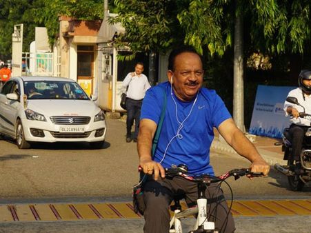 పదవి బాధ్యతలు స్వీకరించేందుకు సైకిల్‌పై కార్యాలయానికి చేరుకున్న కేంద్రమంత్రి హర్షవర్థన్