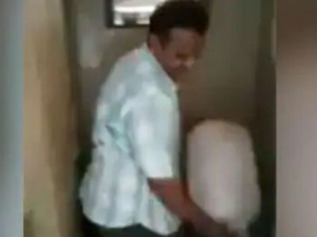 చట్నీలో టాయిలెట్ వాటర్, వీడియో పోస్ట్ చేసిన నెటిజన్ (వీడియో)