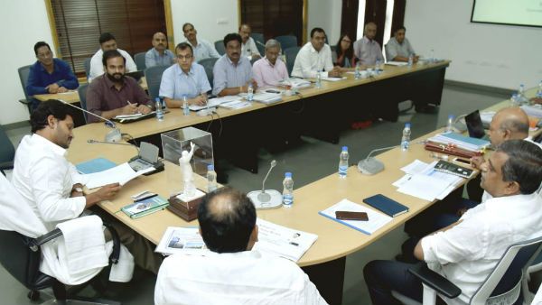 కౌలు రైతులకు పంట రుణాలు కష్టమేనా .. జగన్ సర్కార్ నిర్ణయానికి బ్యాంకర్లు ఏమంటున్నారు ?