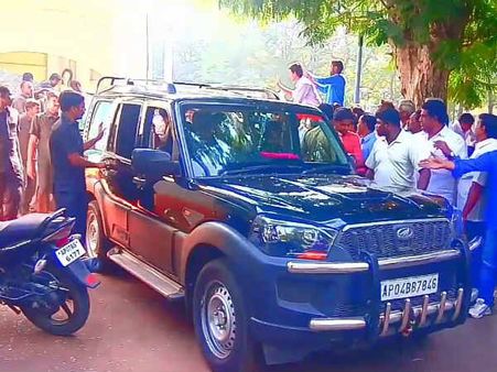 న‌డి రోడ్డుమీద కాన్వాయ్ ఆపి: అక్క‌డిక‌క్కడే 25 ల‌క్ష‌లు మంజూరు చేసి:మాన‌వత్వం చాటుకున్న జ‌గ‌న్‌..!