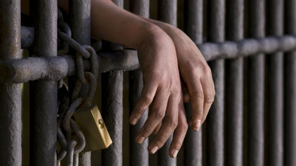 వెంటపడిందని పెళ్లి చేసుకున్నాడు..! జైలులో పెట్టిన పోలీసులు..!!