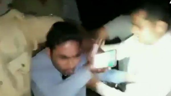 రైల్వే పోలీసుల దాష్టీకం: విలేక‌రిని నిర్బంధించి, చిత‌గ్గొట్టి, బ‌ట్ట‌లు ఊడ‌దీసి, నోట్లో మూత్రం పోసి