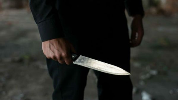 రోడ్డుపై చెత్త పడేయ్యద్దంటే కత్తితో దాడి .. ఒకరి మృతి, మరొకరికి తీవ్రగాయాలు