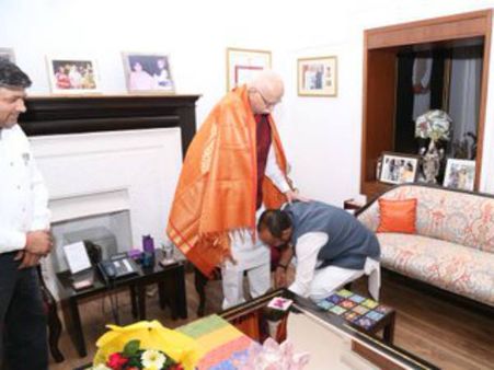 రాజ‌కీయ స్ఫూర్తి ప్ర‌దాత‌కు కిష‌న్ రెడ్డి పాదాభివంద‌నం: బీజేపీ కురువృద్ధుడికి స‌న్మానం