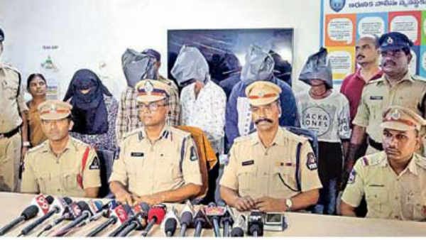 నడిరోడ్డులో జంటపై దాడి కేసులో ట్విస్ట్ ... చంపడానికి ప్రయత్నించింది బంధువులే ....