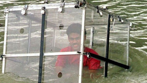 ట్రాజెడిగా మారిన మ్యాజిక్ : సంకెళ్లు కట్టుకొని నదిలో ఫీట్, బెడిసికొట్టి మృత్యువాత