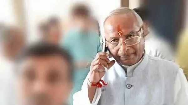 అక్బర్ చక్రవర్తి ఏకంగా ఆ రాణినే గోకాడట:బీజేపీ నేత వివాదాస్పద వ్యాఖ్యలు