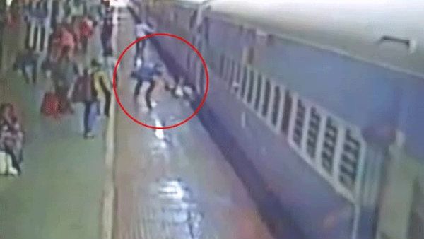 రైలు కదులుతుండగా ఎక్కబోయి.. పట్టాలపై జారిపడి.. ప్రాణాలతో బయటపడి (వీడియో)