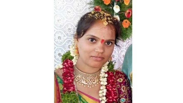 పెళ్లి పత్రికలను పంచబోతూ .. తిరిగిరాని లోకాలకు ...