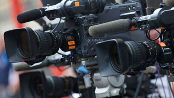 మీడియా సిబ్బందిపై ఫైరింగ్.. ఢిల్లీలో సినిమాను తలపించిన సీన్‌..