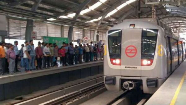 ఢిల్లీలో విషాదం: మెట్రో రైలు ముందర దూకి ఆత్మహత్యకు పాల్పడ్డ వ్యక్తి