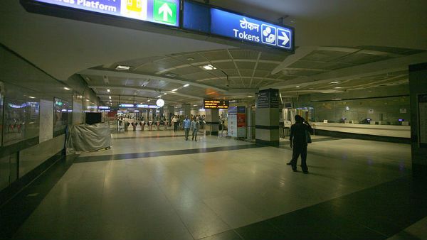 వామ్మో .. మెట్రో స్టేషన్‌ ఎస్కలేటర్‌పై ... పాడుపని ....