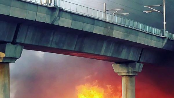 ఢిల్లీ మెట్రో సమీపంలో చెలరేగిన మంటలు .. సర్వీసుకు అంతరాయం ... రంగంలోకి 17 ఫైరింజన్లు