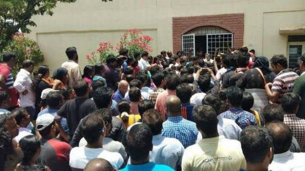 బాలికతో అసభ్య ప్రవర్తన.. అటెండర్‌కు దేహశుద్ది