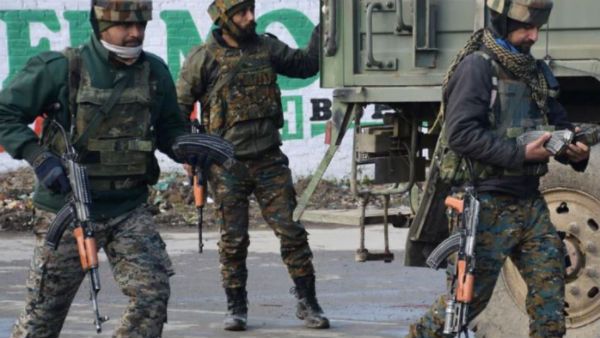 జవాన్లు, ఉగ్రవాదుల మధ్య భీకర కాల్పులు .. మేజర్ మృతి, నలుగురికి గాయాలు ..