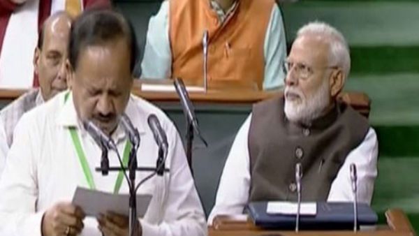 కొలువుదీరిన 17వ లోక్‌సభ.. ప్రమాణస్వీకార సమయంలో మోడీ.. మోడీ నినాదాలు హోరెత్తిన సభ..
