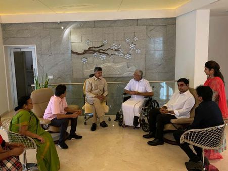 వీల్ ఛైర్‌లో ముర‌ళీమోహ‌న్: అనారోగ్యానికి అస‌లు కార‌ణం ఇదే: ప‌రామ‌ర్శించిన చంద్ర‌బాబు!